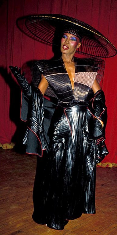 Giải thưởng âm nhạc danh giá Grammy luôn là cơ hội để các ngôi sao trình diễn không chỉ tài năng mà còn là phong cách thời trang và phong cách của riêng mình. Tuy nhiên,trong lịch sử Grammy đã ghi nhận những bộ trang phục "không giống ai" của các ngôi sao hàng đầu thế giới. Năm 1983, siêu mẫu - ca sỹ Grace đã lựa chọn một trang phục cổ quái để trở thành người trao giải ấn tượng tại lễ trao giải Grammy.